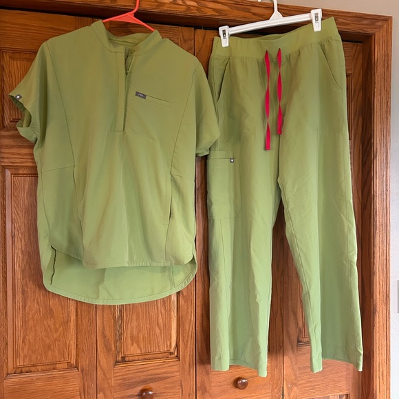 Figs Women’s Matcha Scrub Set - Picture 6 of 12